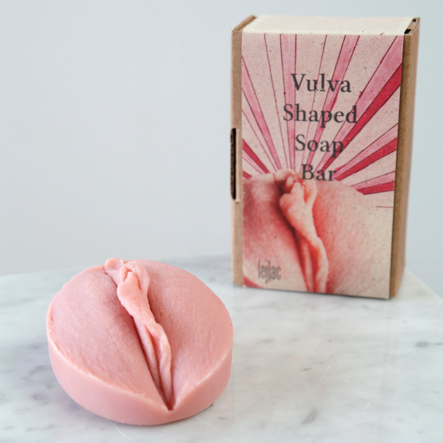 rosa Vulvaseife auf Marmot mit nachhaltiger Verpackung