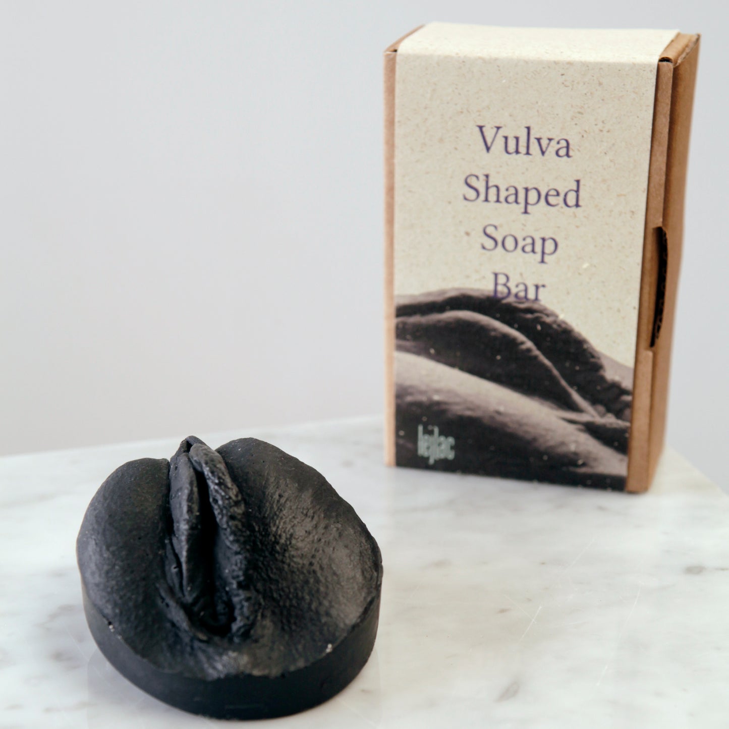 schwarze Seife in Vulvaform mit Kartonbox, so gut wie plastikfrei!
